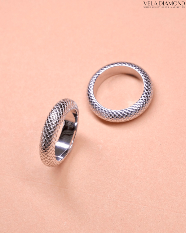 แหวน Patterned Ring in 18k white gold