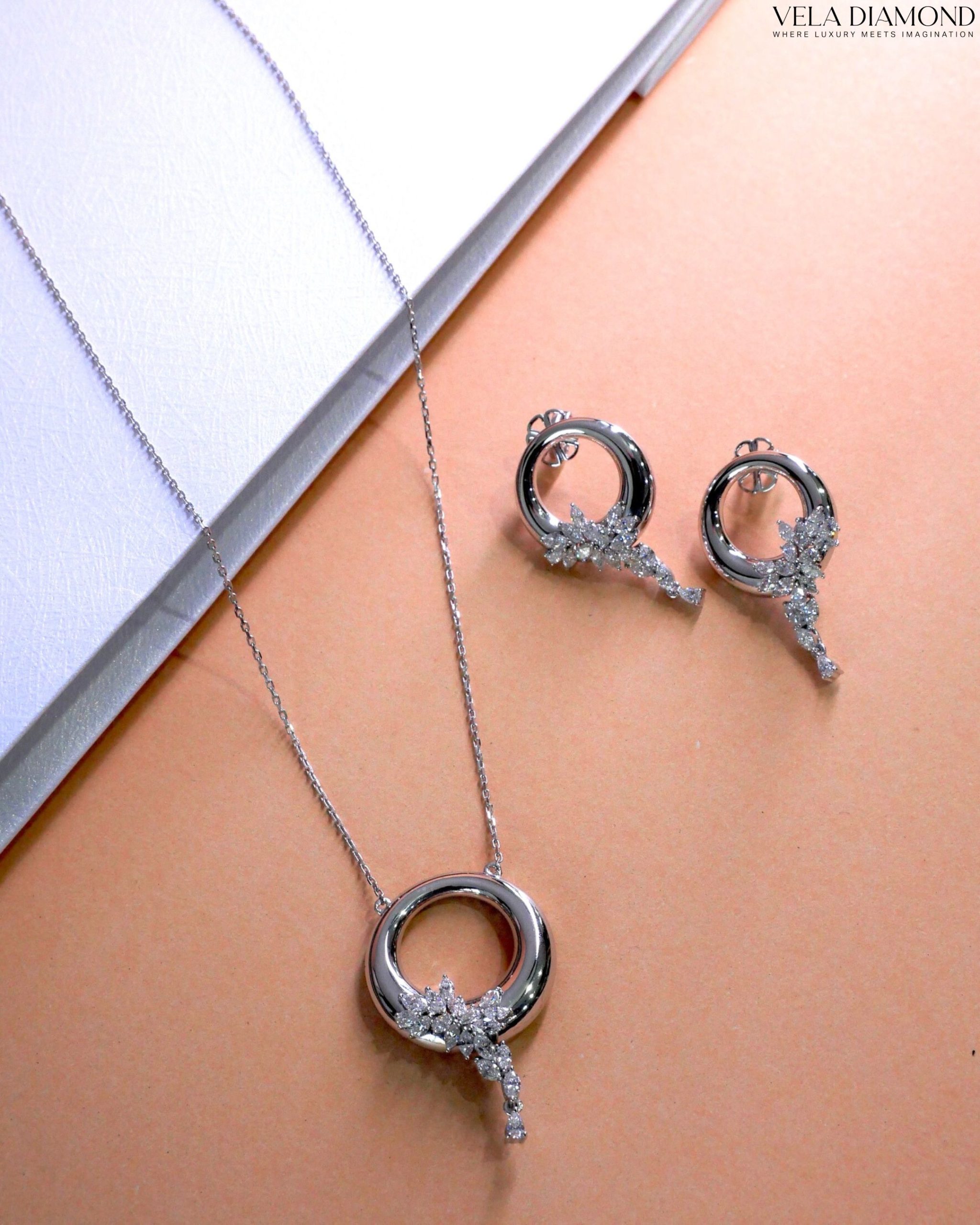 สร้อยคอ จี้เพชร Vela Petal Flow Necklace