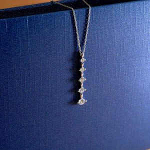 สร้อยคอจี้เพชร Vela Lightfall Necklace