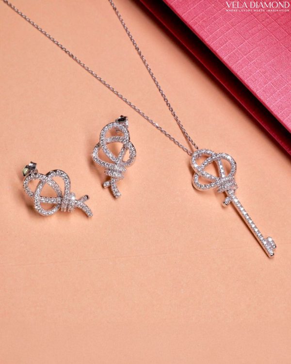สร้อยคอพร้อมจี้เพชร Vintage Key Diamond Pendant - Image 3