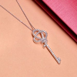 สร้อยคอพร้อมจี้เพชร Vintage Key Diamond Pendant