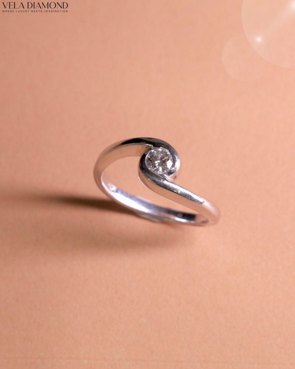 แหวนเพชร Twisted Solitaire Engagement Ring