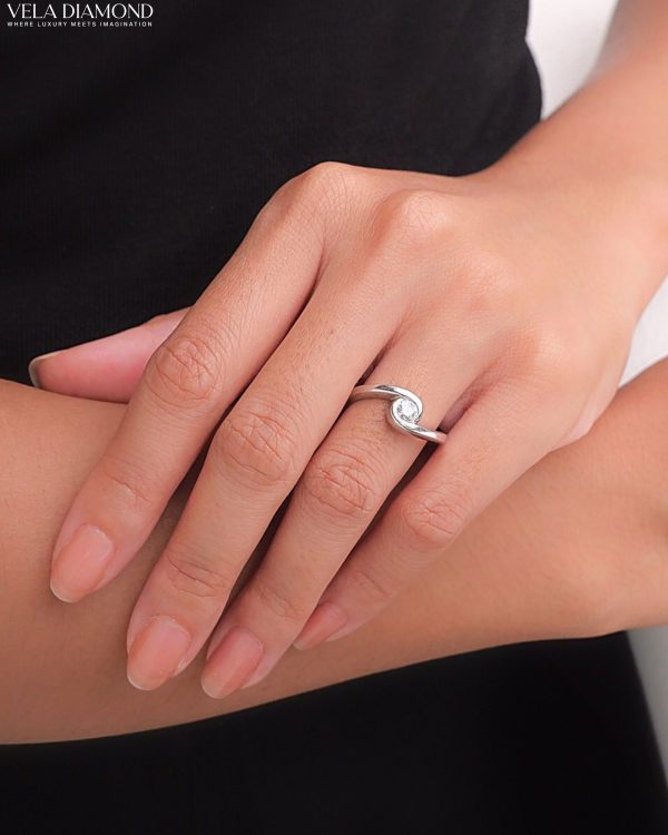 แหวนเพชร Twisted Solitaire Engagement Ring - Image 2
