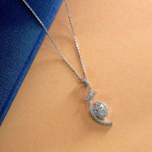 สร้อยคอพร้อมจี้เพชร Luna Oval Pendant