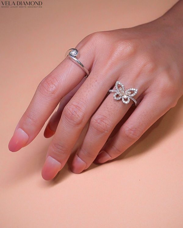 แหวนเพชร Twisted Solitaire Engagement Ring - Image 3